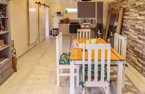 Goxhill Cabaña | SUNNYSIDE, romantic, with hot tub in Barrow-Upon-Humber