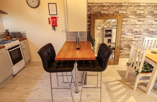Goxhill Cabaña | SUNNYSIDE, romantic, with hot tub in Barrow-Upon-Humber