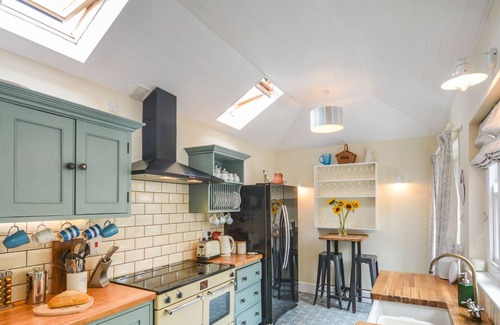 Kingsand Cabaña | Sunnyside - sleeps 6 guests in 3 bedrooms