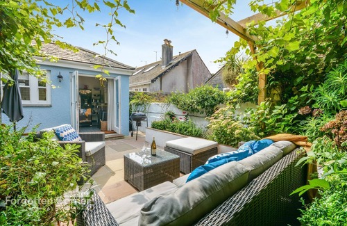 Kingsand Cabaña | Sunnyside - sleeps 6 guests in 3 bedrooms