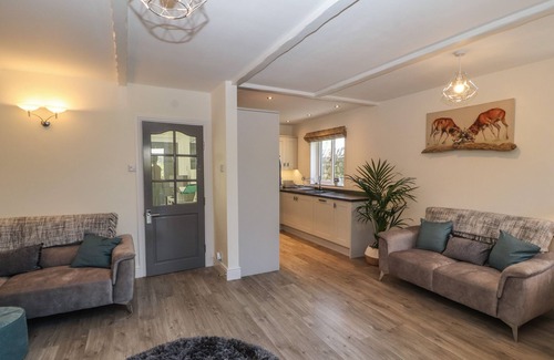 Flookburgh Cabaña | SUNRAE HOUSE, pet friendly, character holiday cottage in Flookburgh