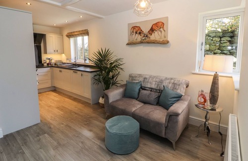 Flookburgh Cabaña | SUNRAE HOUSE, pet friendly, character holiday cottage in Flookburgh