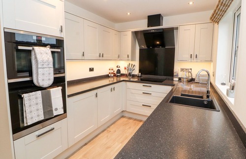 Flookburgh Cabaña | SUNRAE HOUSE, pet friendly, character holiday cottage in Flookburgh