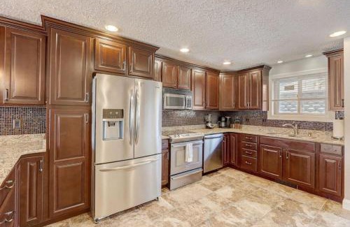 Lake Delton Casa | Sunrise Beach for Family Fun and Walk to Noahs Ark