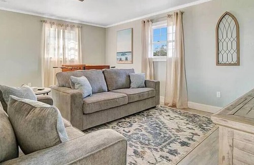 Marineland Acres Casa | Sunrise Escape ~ Walk to Beach ~ Pool ~ Foosball!