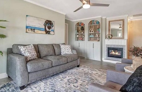 Marineland Acres Casa | Sunrise Escape ~ Walk to Beach ~ Pool ~ Foosball!