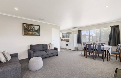 Owhata Casa | Sunrise Getaway - Rotorua Holiday Home