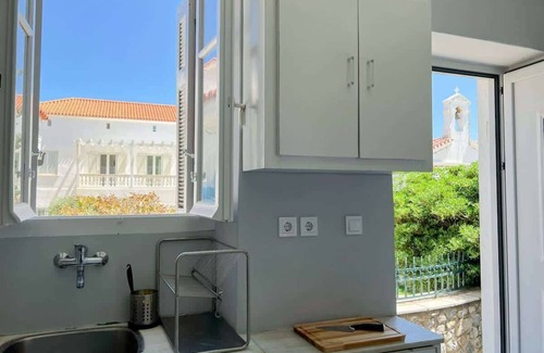 Paleopolis Apartamento | Sunrise Getaway w Sea Views