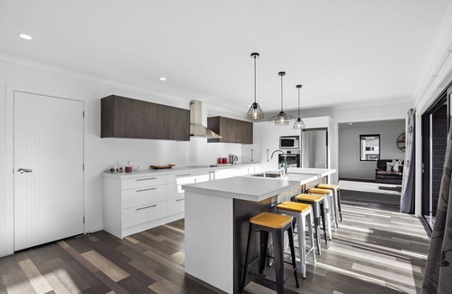 Lowburn Casa | Sunrise Hideaway - Cromwell Holiday Home