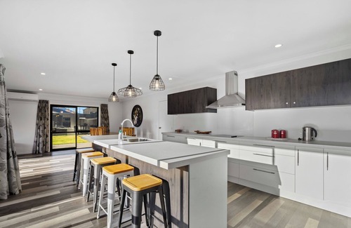 Lowburn Casa | Sunrise Hideaway - Cromwell Holiday Home