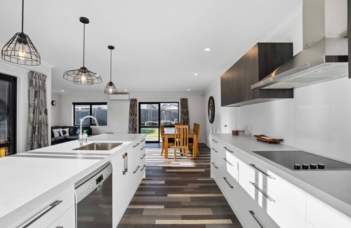 Lowburn Casa | Sunrise Hideaway - Cromwell Holiday Home