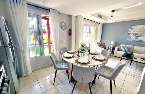 Emirates Hills Apartamento | Sunrise Homes - Spring Villa with Private Pool for 5 Guests