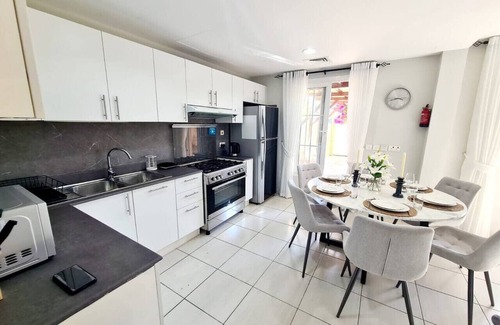 Emirates Hills Apartamento | Sunrise Homes - Spring Villa with Private Pool for 5 Guests