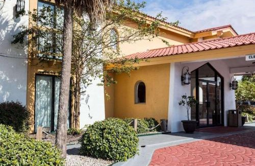 West Lake Forest Hotel | Sunrise Inn & Suites New Orleans
