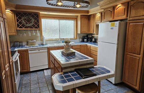 Weed Casa | Sunrise Lodge, A Mountain top home with Mt. views.