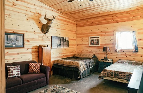 Fedora Cabina | Private East River Lodge, cerca de Mitchell, capacidad para 12