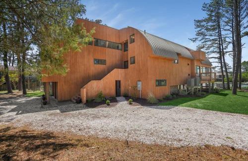 Deep Hole Casa | Sunrise Shore - Waterfront with private pool & hot tub!