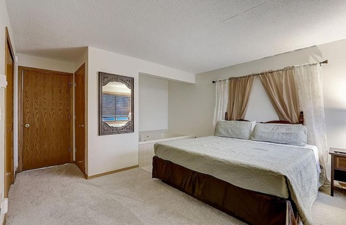 Lake Delton Casa | Sunrise Suites - Lakefront - Location Location