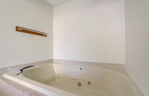 Lake Delton Casa | Sunrise Suites - Lakefront - Location Location
