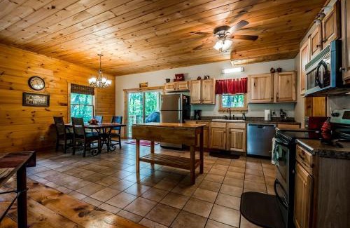 Sautee Nacoochee Casa | Sunrise Summit | Deluxe 2BR 2.5BA Cabin | Mountain View | Private | Hot Tub in Sautee Nacoochee, Georgia