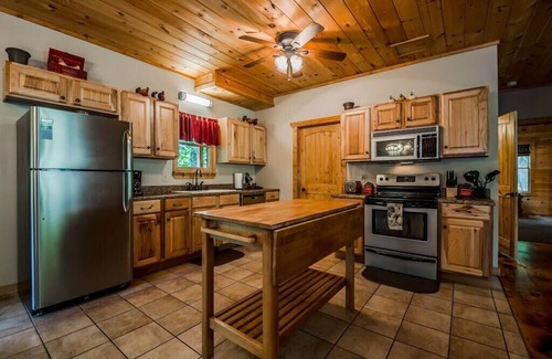 Sautee Nacoochee Cabina | Deluxe 2BR 2. 5BA cabina | Vista a la montaña | Privado | Bañera de hidromasaje