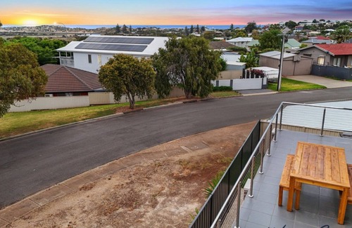 Christies Beach Casa | Sunrise to Sunset Getaway by Wine Coast Holidays