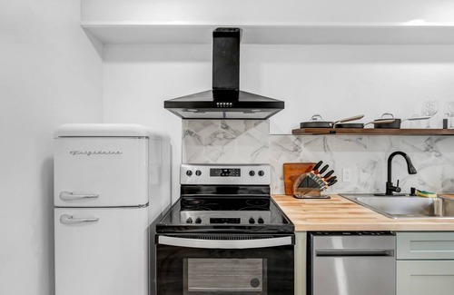 Downtown Niagara Falls Apartamento | Sunroom~ 500mbps ~record player ~Office ~Keurig