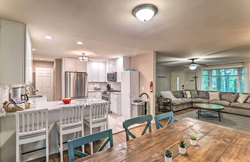 Locust Lake Village Cabina | Sunroom, Fire Pit + Sauna: Lake Locust Village Gem