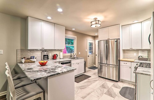 Locust Lake Village Cabina | Sunroom, Fire Pit + Sauna: Lake Locust Village Gem