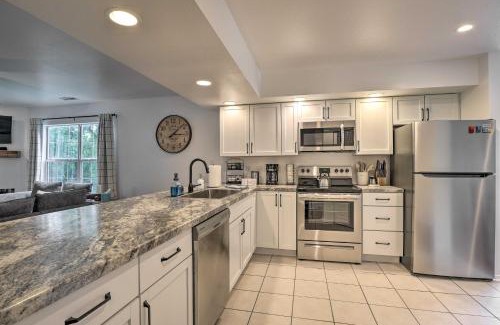 Branson Apartamento | Sunroom, Fireplace Lakefront Branson Condo