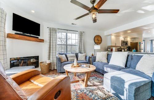 Branson Apartamento | Sunroom, Fireplace Lakefront Branson Condo