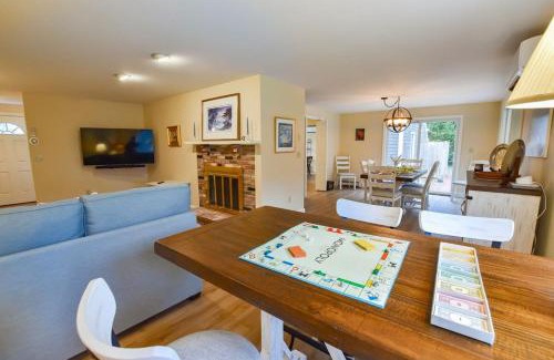 Eastham Casa | Sunroom Mins to Beaches Views of Marsh