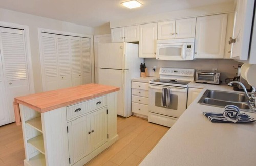 East Dennis Casa | Sunroom, Spacious Deck, 8 Mins to Mayflower Beach!