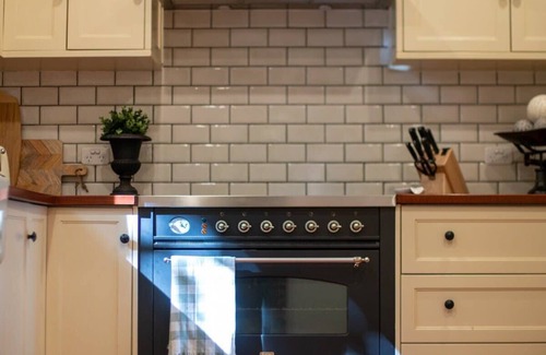 Stirling Cabaña | Sunroom, Stirling Hotel - 5 min walk, Fireplace