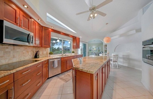 Broadmoor Villa | Sunseekers, full refund*, heated pool, sleeps 6
