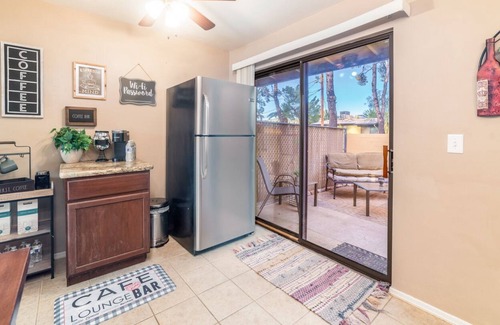 Menlo Park Condominio | Sunset Adobe | 1BD ~ Gated, Pool, Patio, Laundry, Hiking, UofA, Menlo Park🏜️