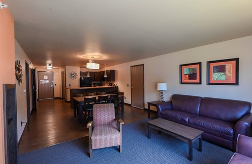 Lake Delton Hotel | Baker's Sunset Bay Resort