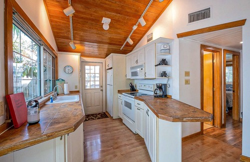 Monroe County Casa | Sunset Beach Hideaway *Private Beach* *Jacuzzi*