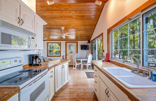 Monroe County Casa | Sunset Beach Hideaway *Private Beach* *Jacuzzi*
