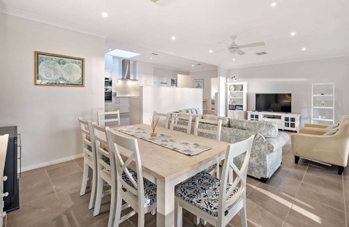 Soldiers Point Casa | Sunset Beach Luxury 24