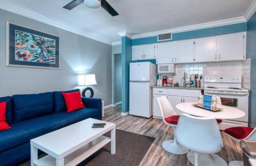 Madeira Beach Apartamento | Sunset Beach Suite 6! Across from Beach Access & Pet Friendly! Enjoy Fall Promo for Mondays & Thursdays!