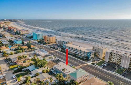 Madeira Beach Apartamento | Sunset Beach Suite 6! Across from Beach Access & Pet Friendly! Enjoy Fall Promo for Mondays & Thursdays!