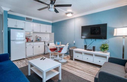Madeira Beach Apartamento | Sunset Beach Suite 6! Across from Beach Access & Pet Friendly! Enjoy Fall Promo for Mondays & Thursdays!