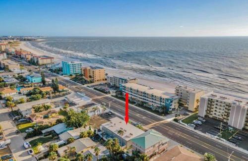 Madeira Beach Apartamento | Sunset Beach Suites #5 - Under New Management! Pet Friendly and Steps to the Beach!