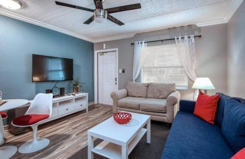 Madeira Beach Apartamento | Sunset Beach Suites #5 - Under New Management! Pet Friendly and Steps to the Beach!