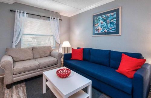 Madeira Beach Apartamento | Sunset Beach Suites #5 - Under New Management! Pet Friendly and Steps to the Beach!