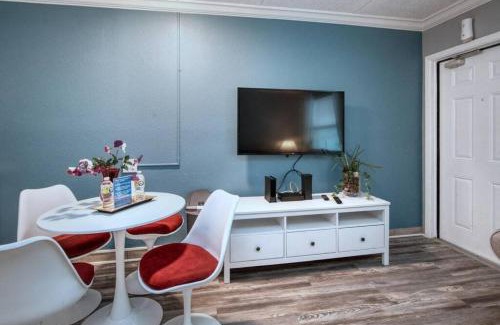 Madeira Beach Apartamento | Sunset Beach Suites #5 - Under New Management! Pet Friendly and Steps to the Beach!