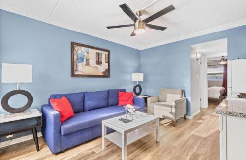 Madeira Beach Apartamento | Sunset Beach Suites #2 - Steps to the Beach and Pet Friendly!
