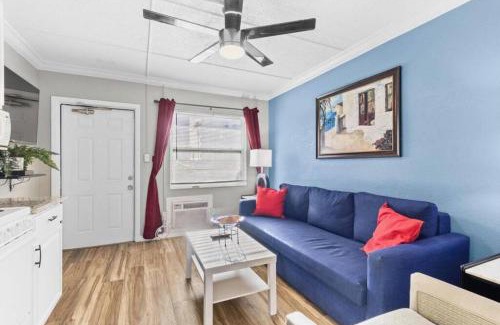 Madeira Beach Apartamento | Sunset Beach Suites #2 - Steps to the Beach and Pet Friendly!