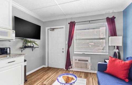 Madeira Beach Apartamento | Sunset Beach Suites #2 - Steps to the Beach and Pet Friendly!